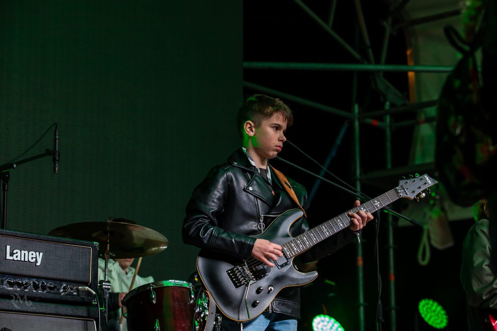 Mladi gitarist benda Čarobna frula na pozornici