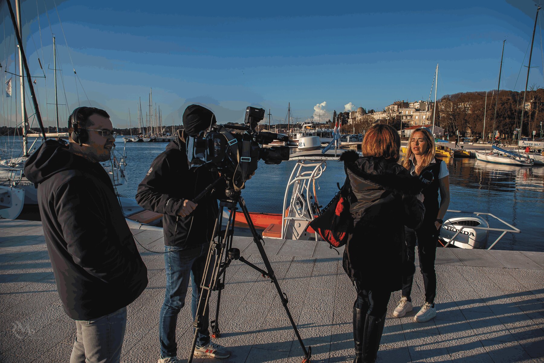 Ekipa HRT-a intervjuira sudionice na rivi