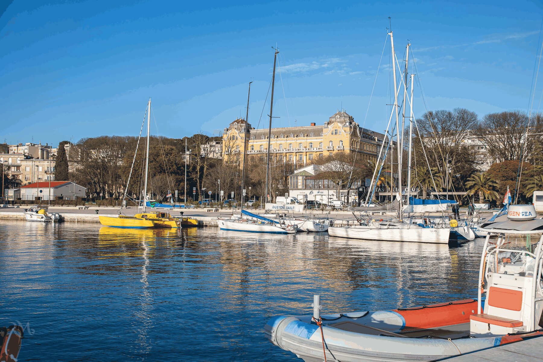 Panorama marine s katamaranima i rivom