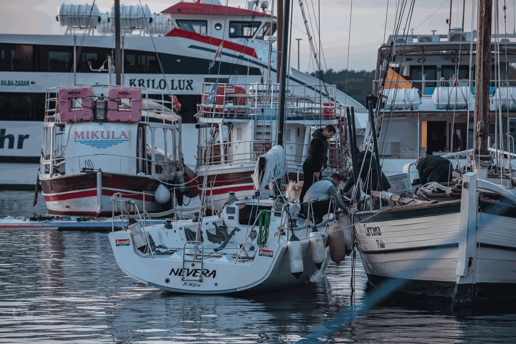 Jedrilica Nevera (JK Delfin) uz vez, posada priprema opremu