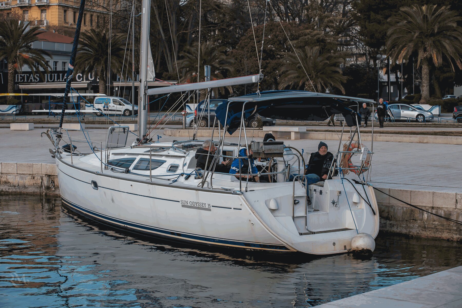 Jedrilica Sun Odyssey 35 vezana uz pulsku rivu
