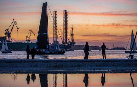 Pixsell — crno jedro na Full Moon Sailing Spectacleu