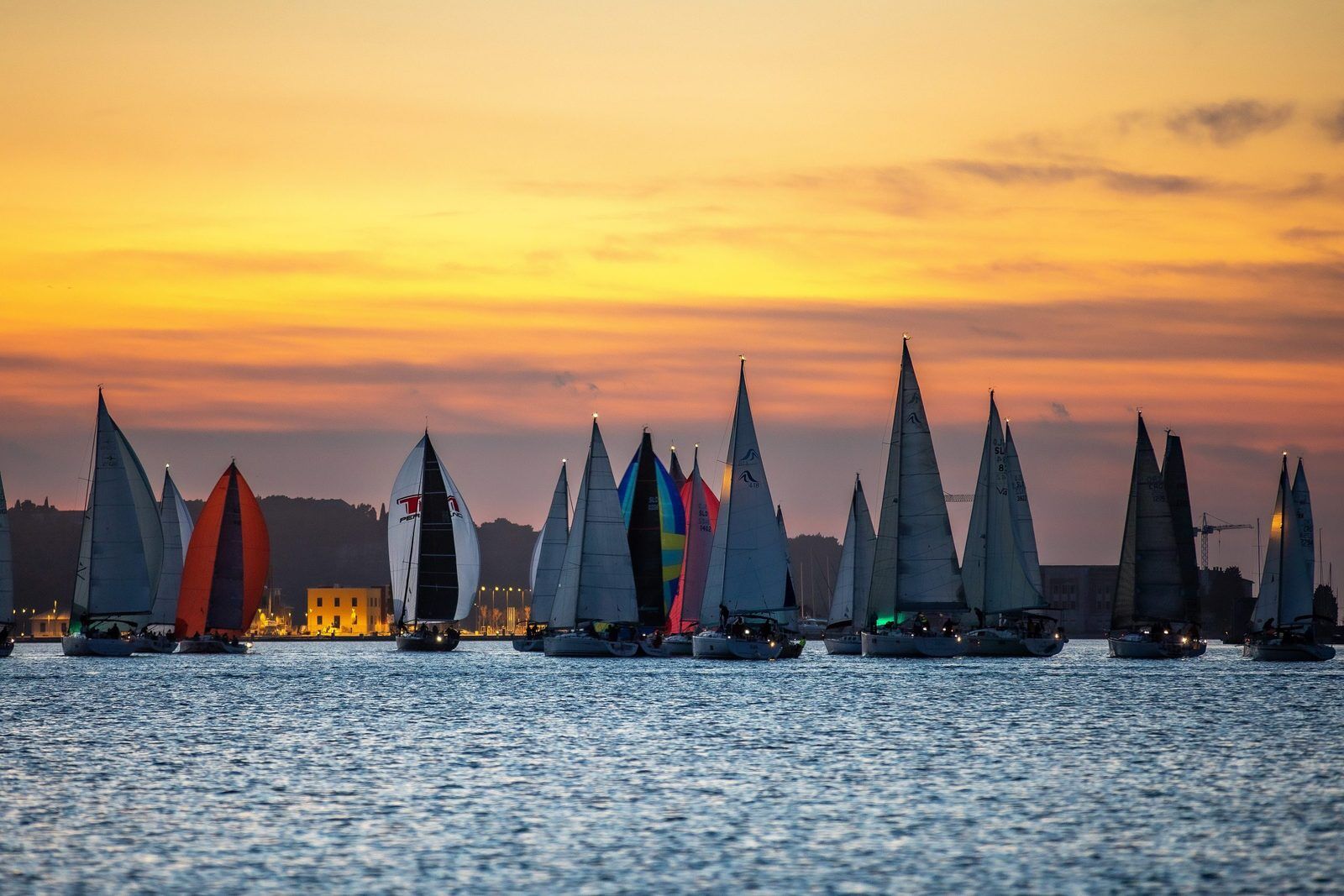 Flota na zalasku sunca, foto produkcija Full Moon Sailing Spectaclea