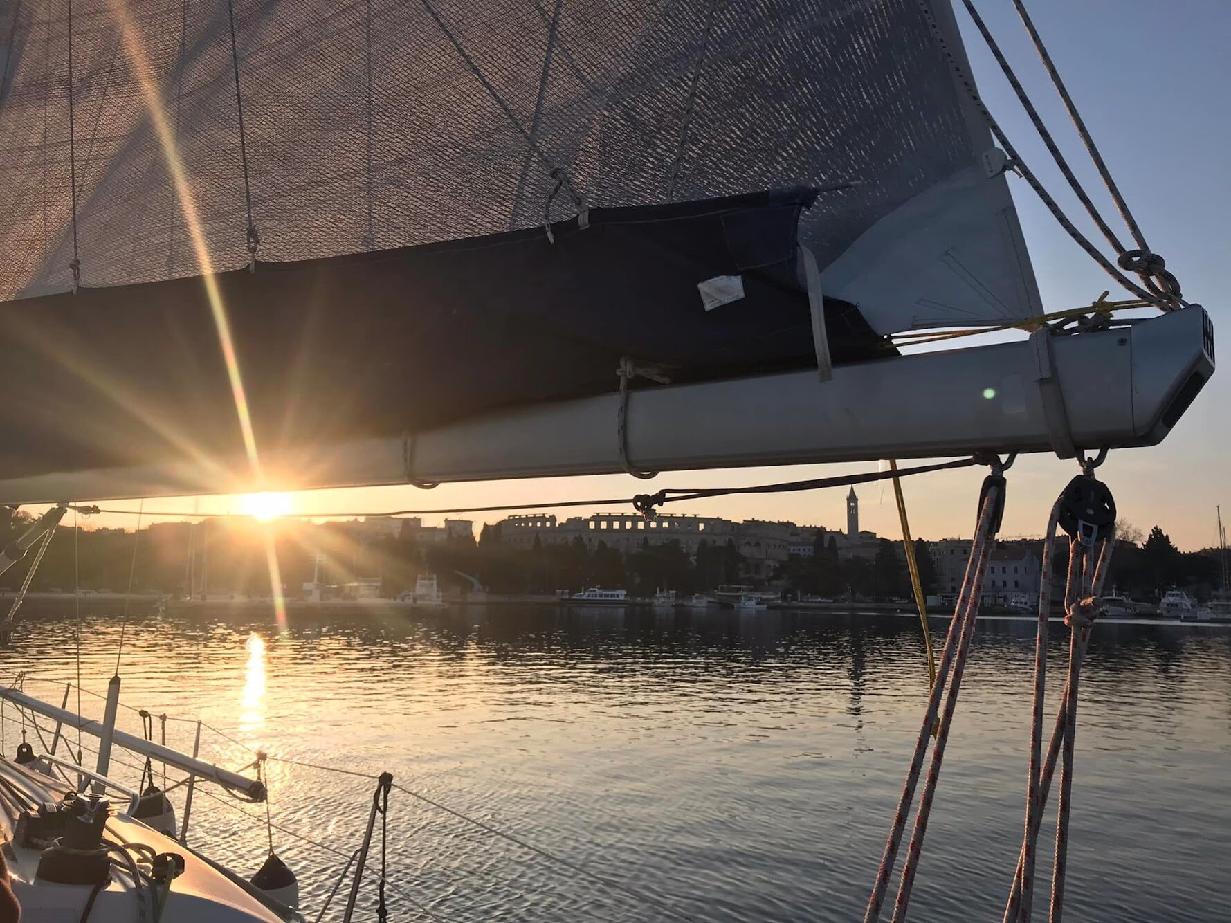 Pogled na pulsku Arenu ispod jedra u zalasku sunca